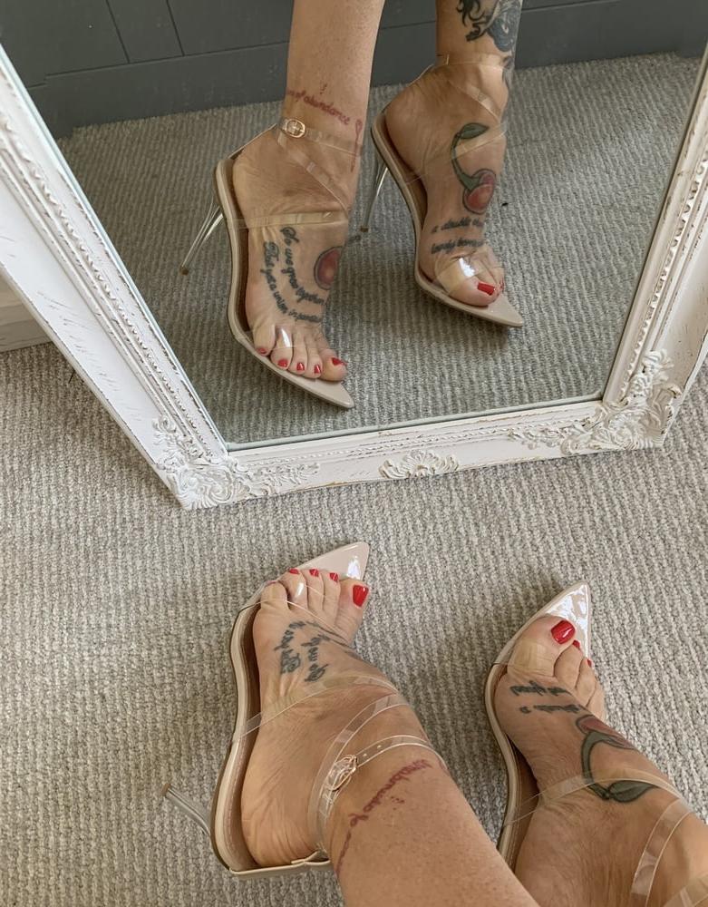 25P Camilla Jayne's feet