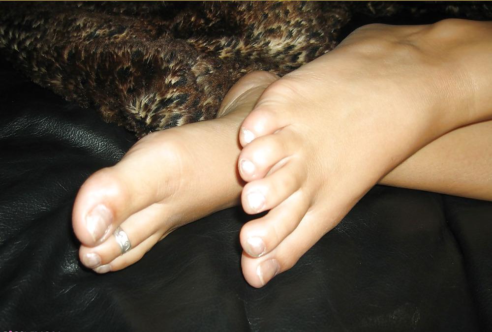 25P Hot looking feet