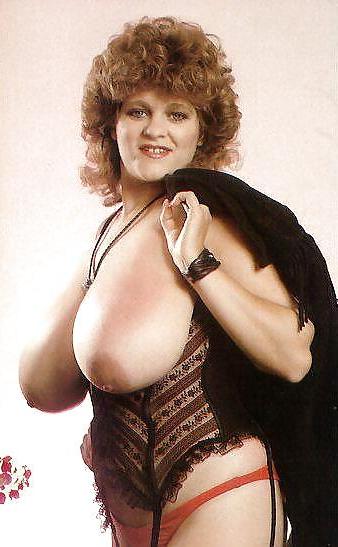 25P Busty Retro Queen - Darlene