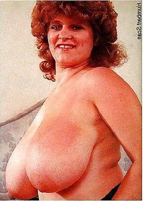 25P Busty Retro Queen - Darlene