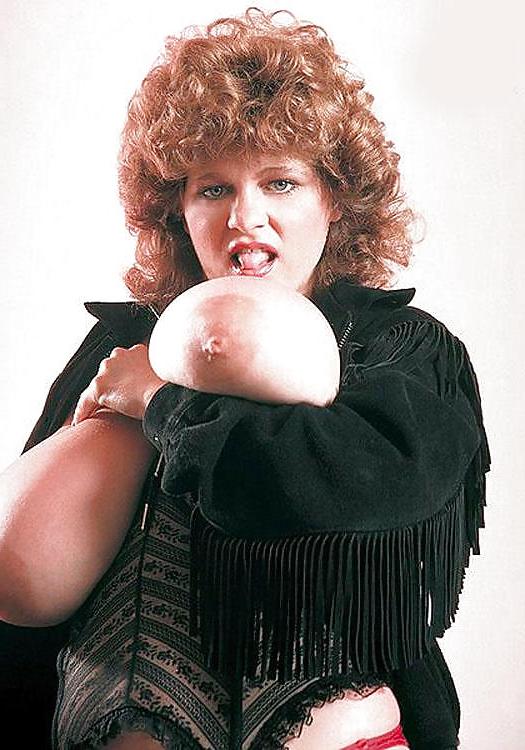 25P Busty Retro Queen - Darlene