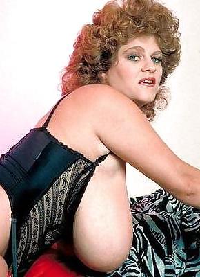 25P Busty Retro Queen - Darlene