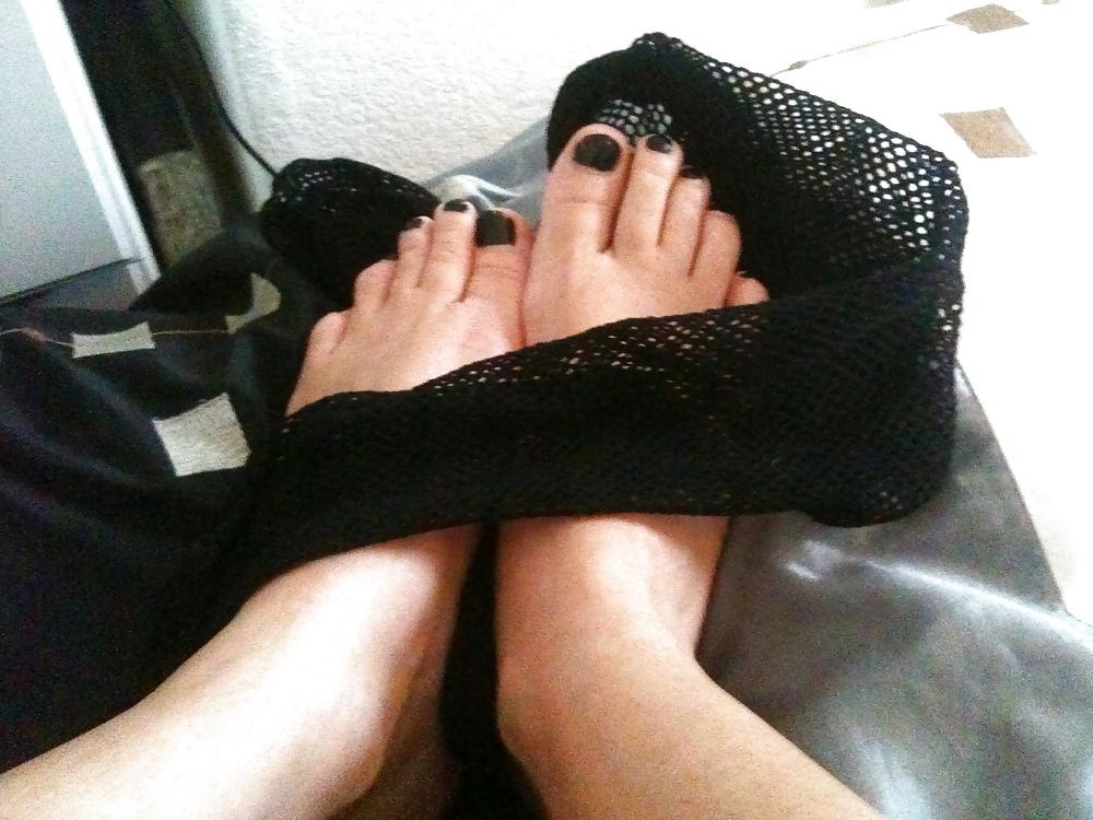 15P Fishnet feet and pussy pics 