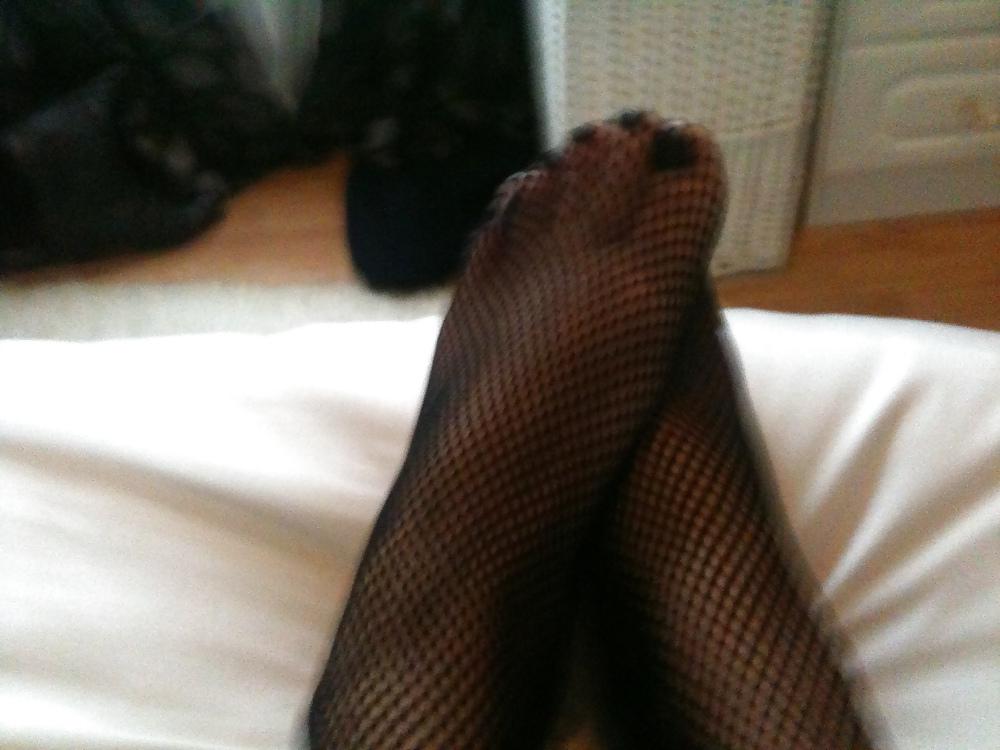 15P Fishnet feet and pussy pics 