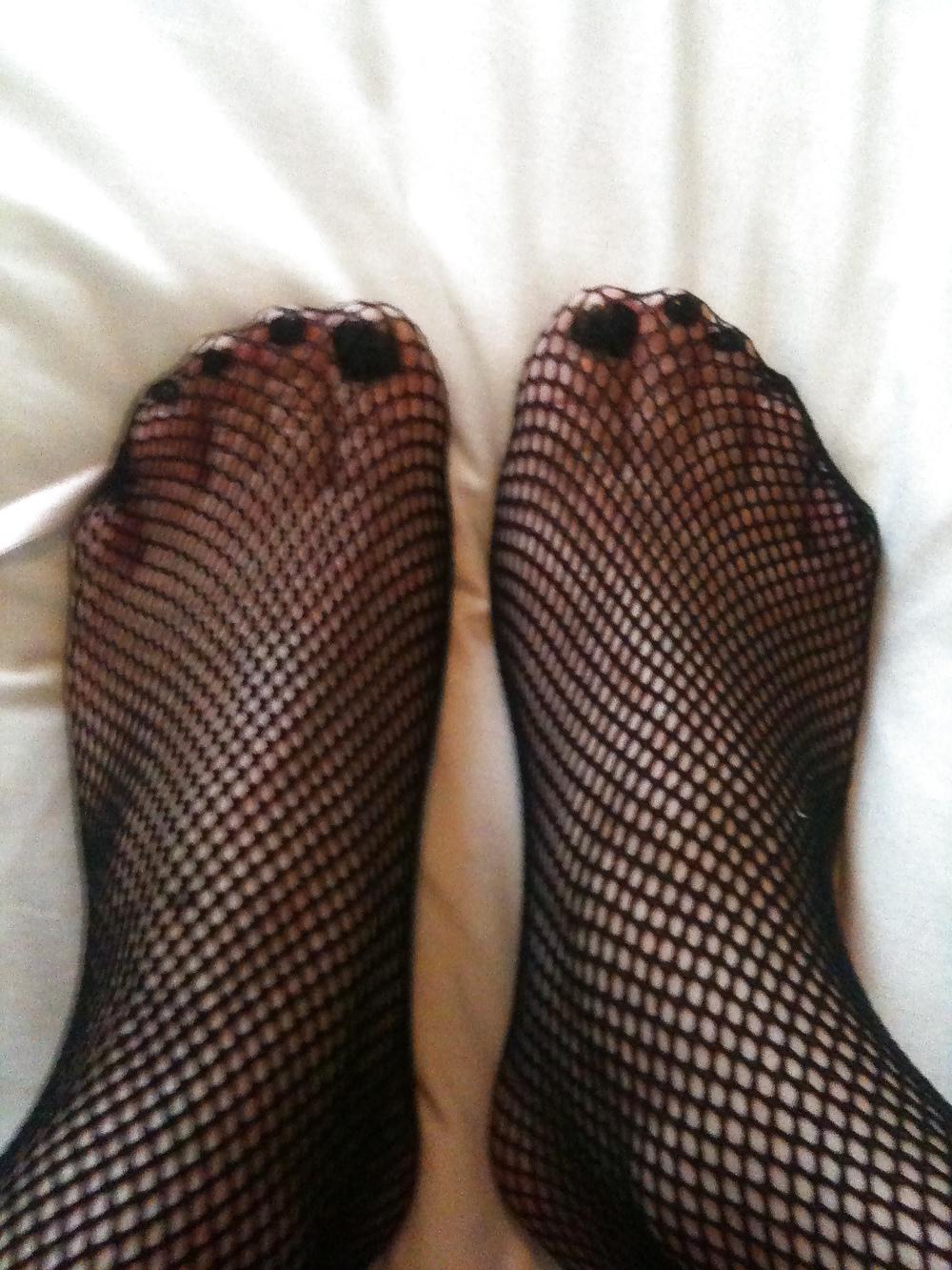 15P Fishnet feet and pussy pics 