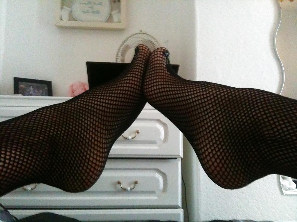 15P Fishnet feet and pussy pics 