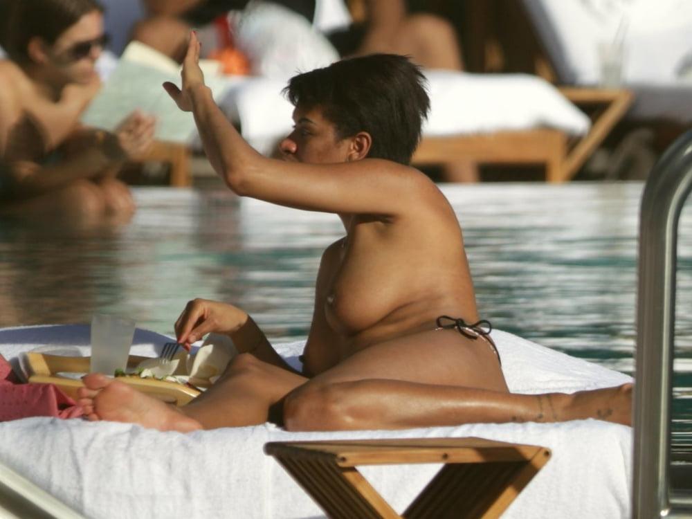 16P Georgette Etoo oben ohne Miami Beach, August 2019