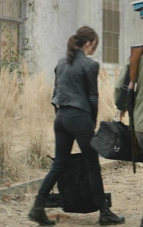11P Emma Stone juicy ass screencaps from Zombieland 2019