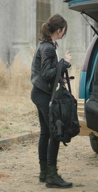 11P Emma Stone juicy ass screencaps from Zombieland 2019