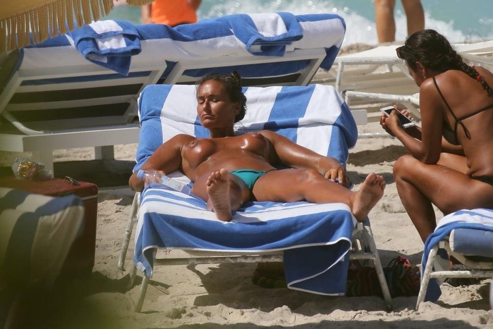 25P Eda Taspinar topless miami beach feb 2018