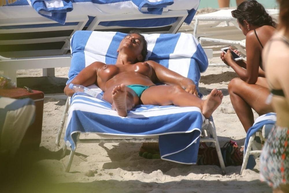 25P Eda Taspinar topless miami beach feb 2018