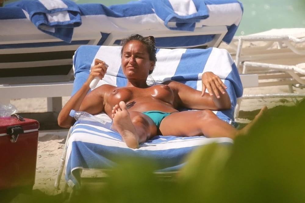 25P Eda Taspinar topless miami beach feb 2018