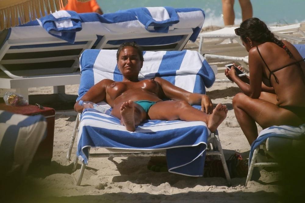 25P Eda Taspinar topless miami beach feb 2018