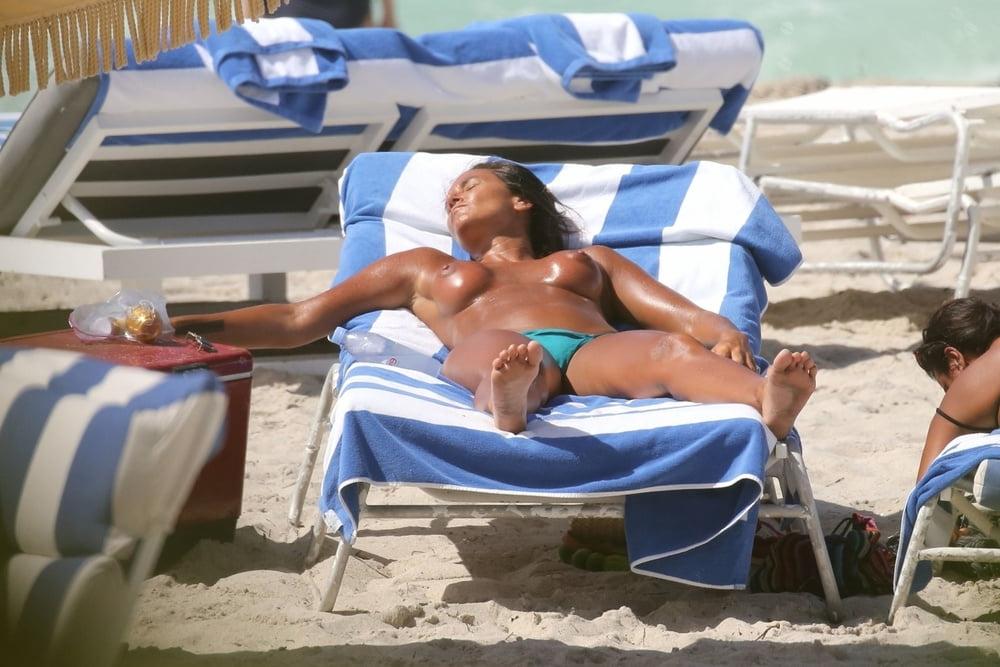 25P Eda Taspinar topless miami beach feb 2018