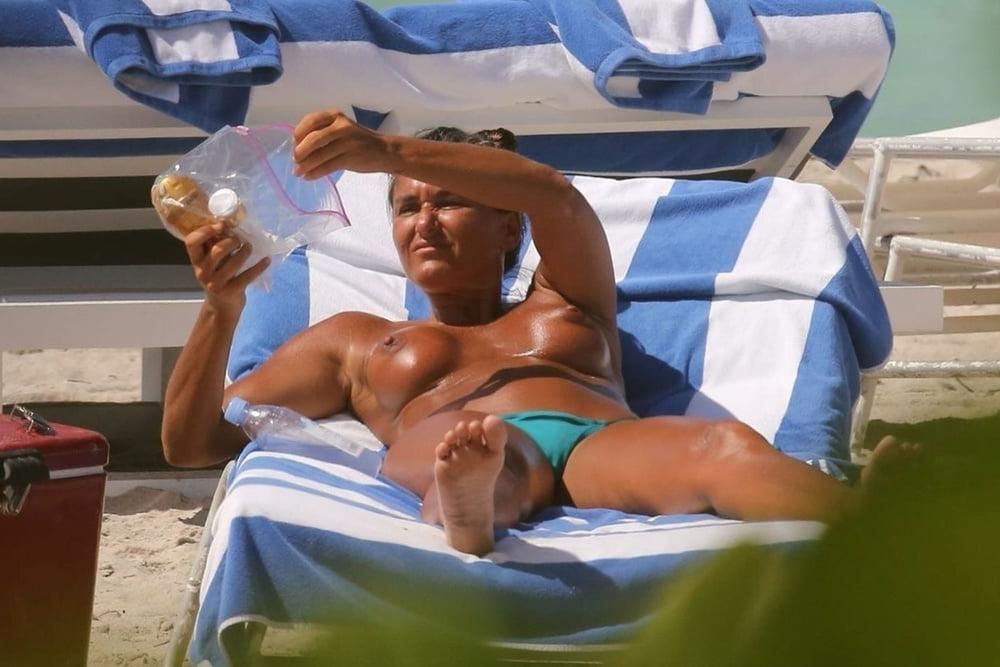 25P Eda Taspinar topless miami beach feb 2018