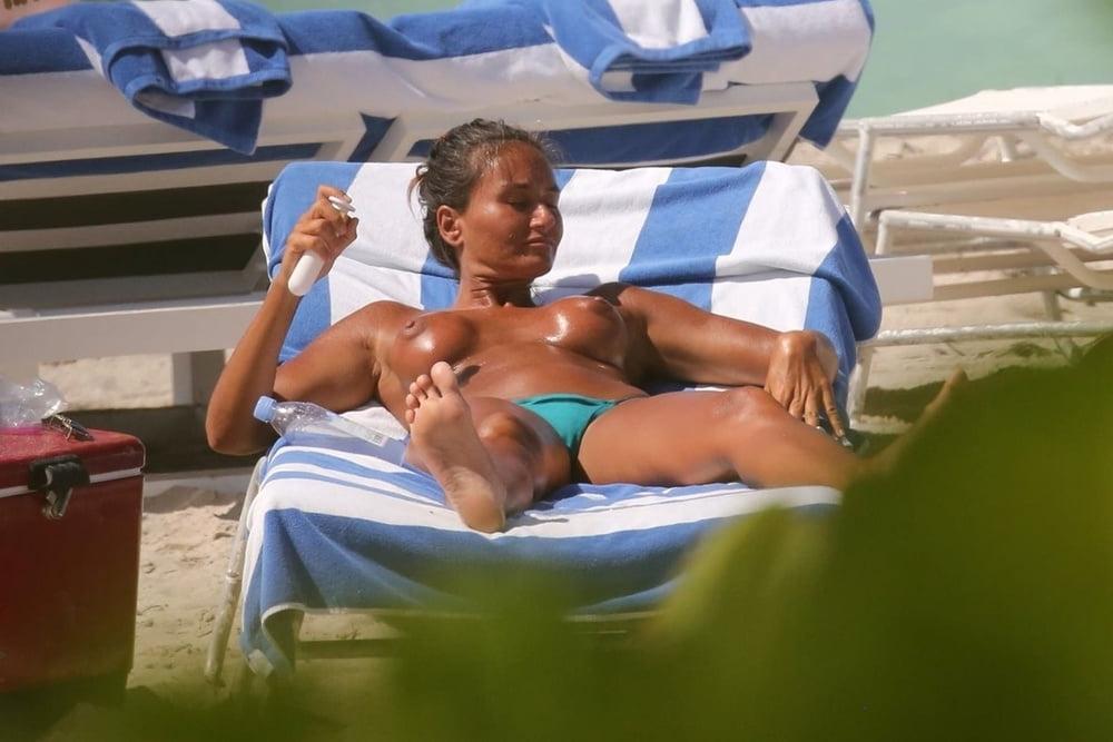 25P Eda Taspinar topless miami beach feb 2018