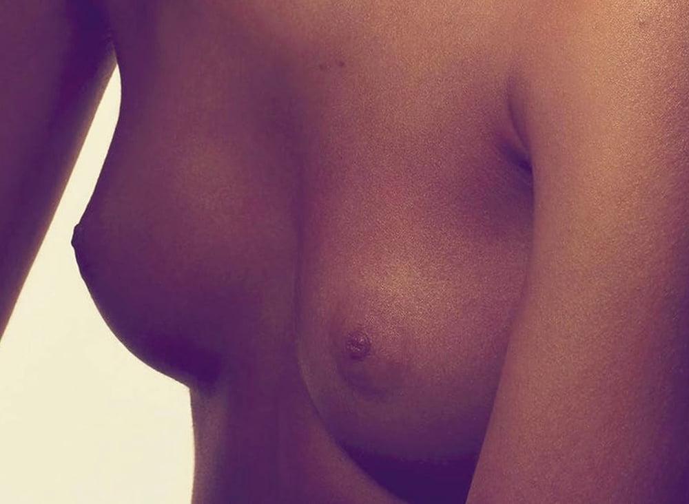 8P Claire Guena topless feb 2018