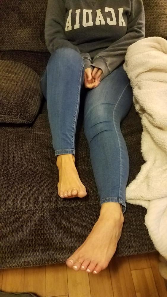 25P Friend's wife's pretty feet