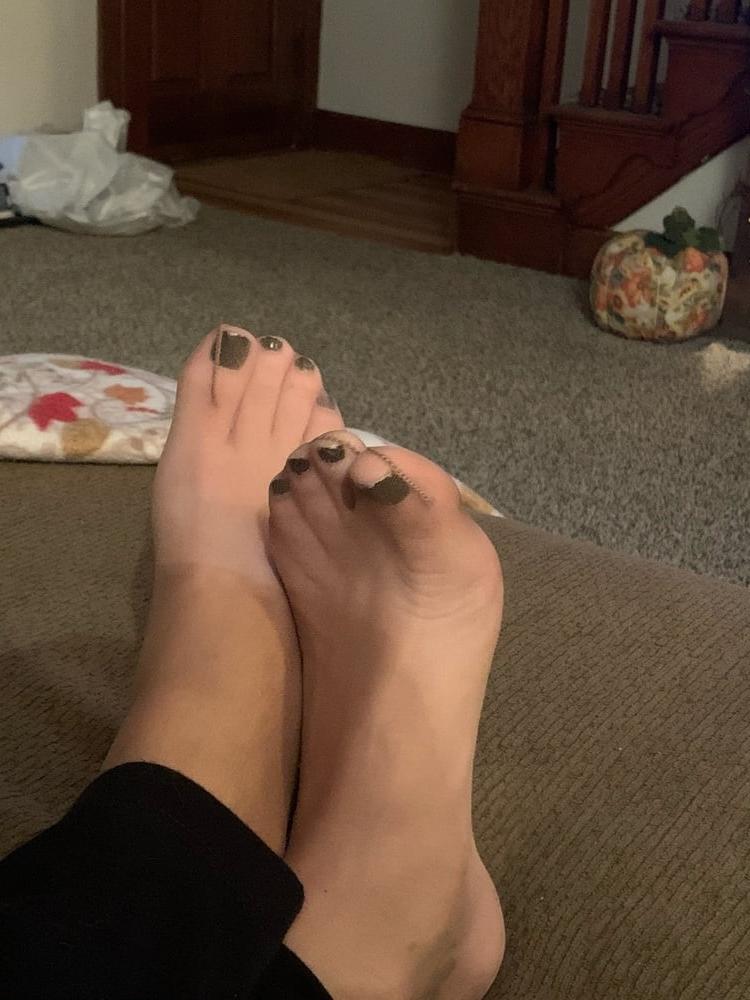 25P Friend's wife's pretty feet