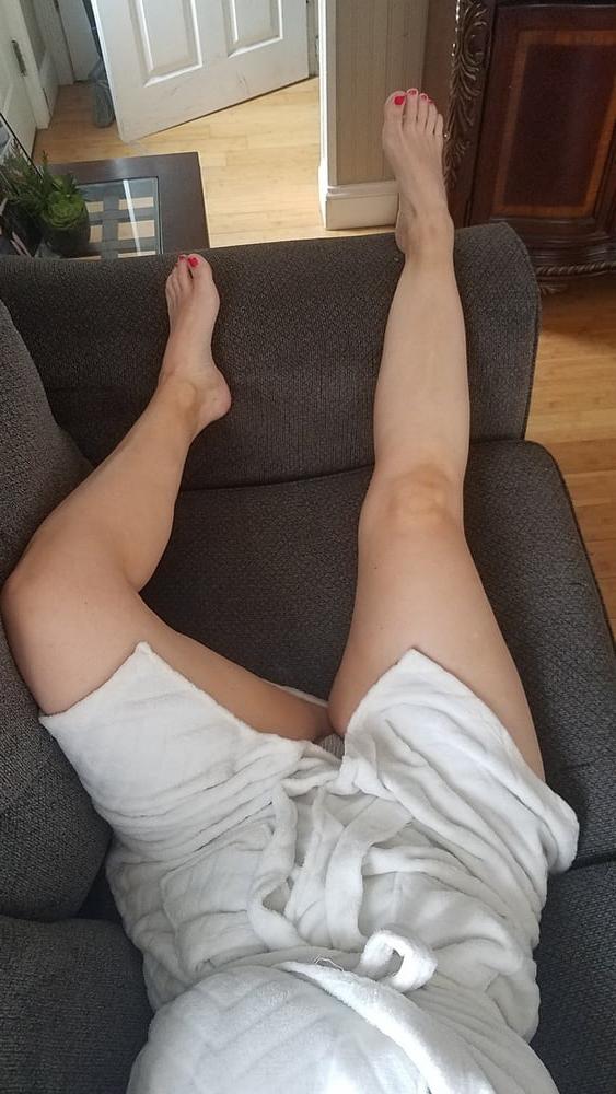 25P Friend's wife's pretty feet