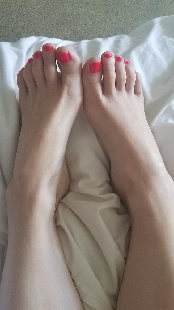 25P Friend's wife's pretty feet
