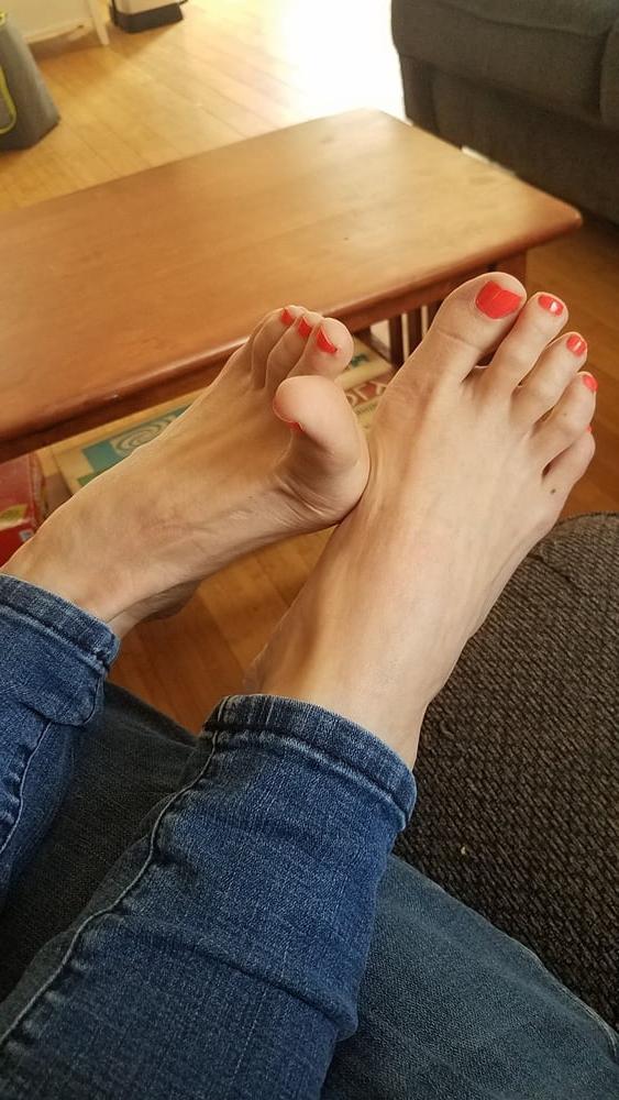 25P Friend's wife's pretty feet