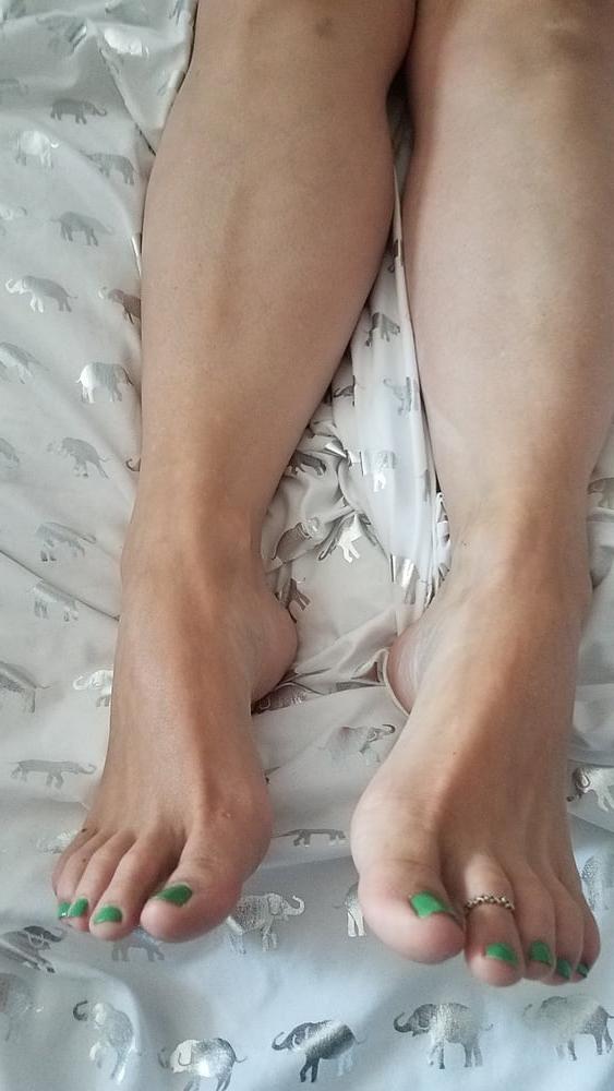 25P Friend's wife's pretty feet