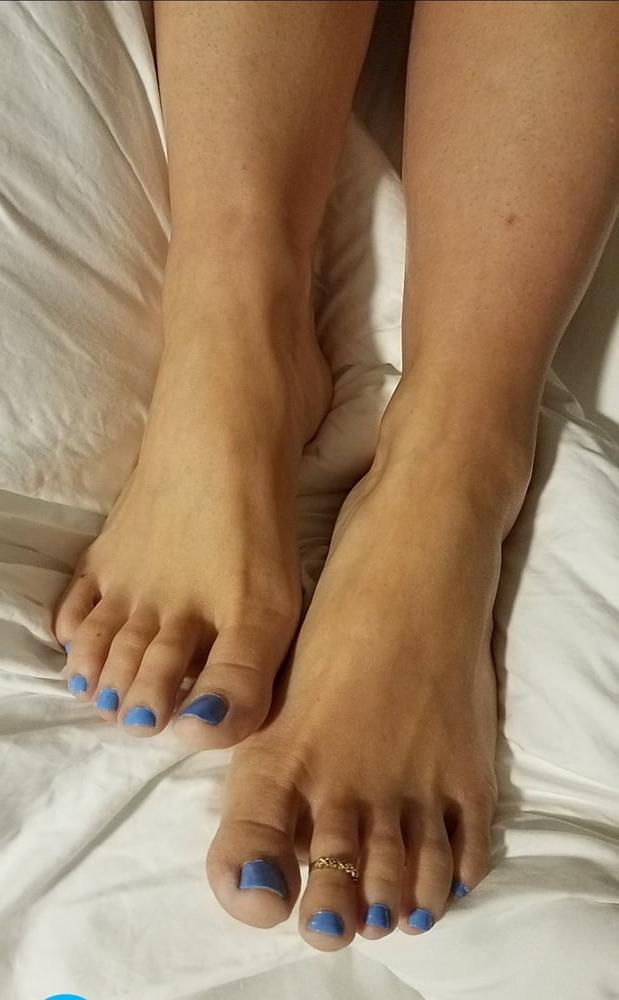 25P Friend's wife's pretty feet