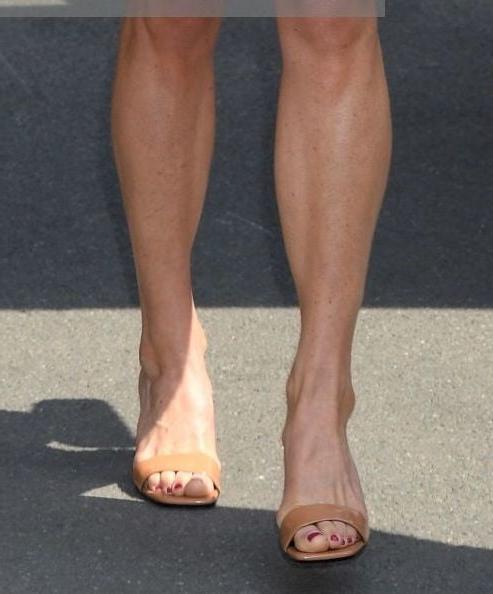 25P Pippa Middleton's sexy Leg's feet and High heel's
