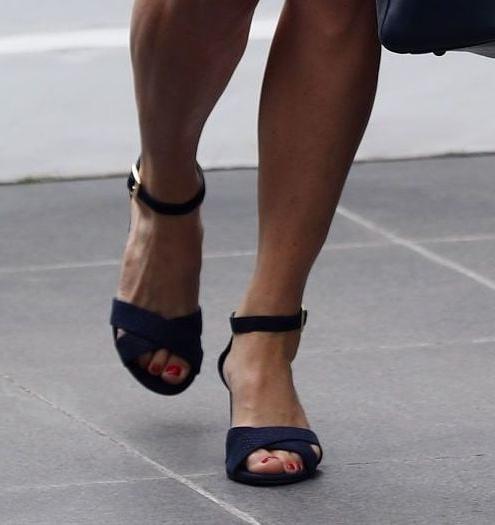 25P Pippa Middleton's sexy Leg's feet and High heel's
