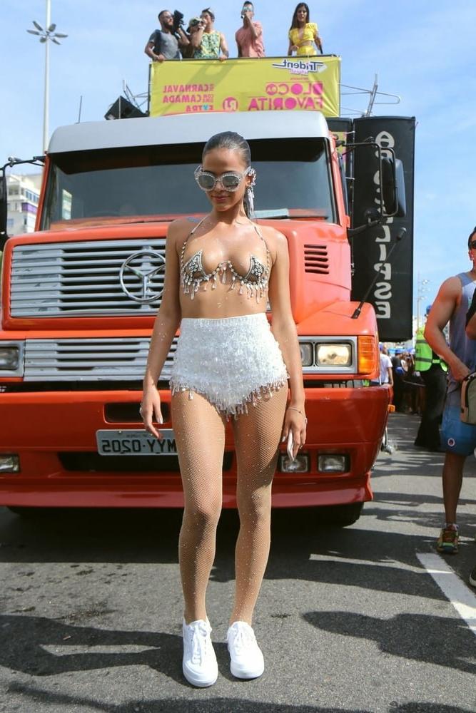 16P Bruna Marquezine topless Carnaval of Rio feb 2018