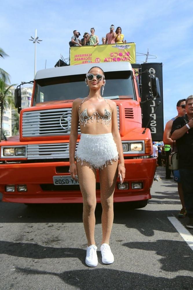 16P Bruna Marquezine topless Carnaval of Rio feb 2018