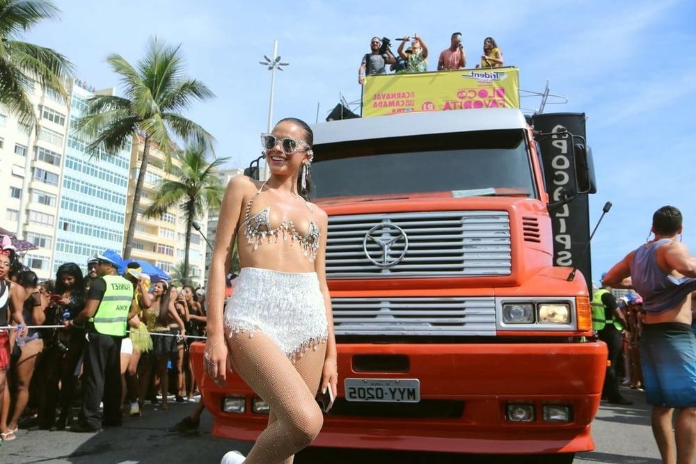 16P Bruna Marquezine topless Carnaval of Rio feb 2018