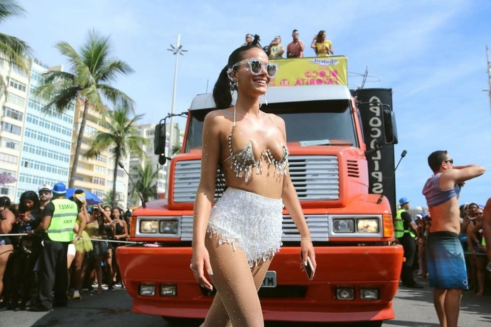 16P Bruna Marquezine topless Carnaval of Rio feb 2018