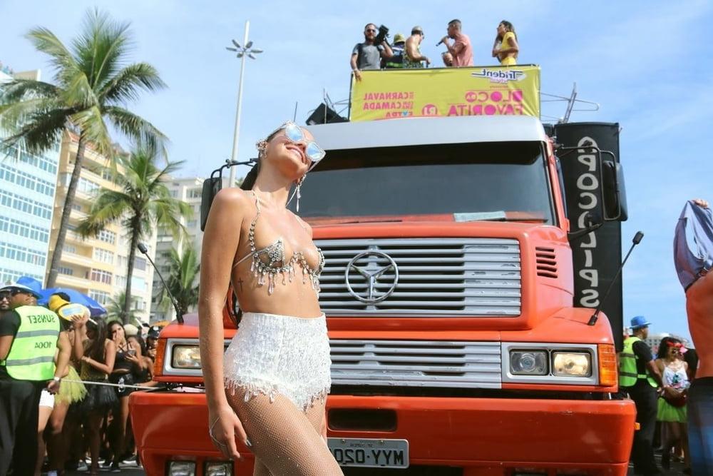 16P Bruna Marquezine topless Carnaval of Rio feb 2018