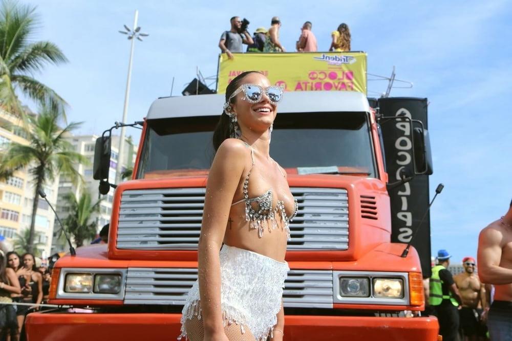 16P Bruna Marquezine topless Carnaval of Rio feb 2018