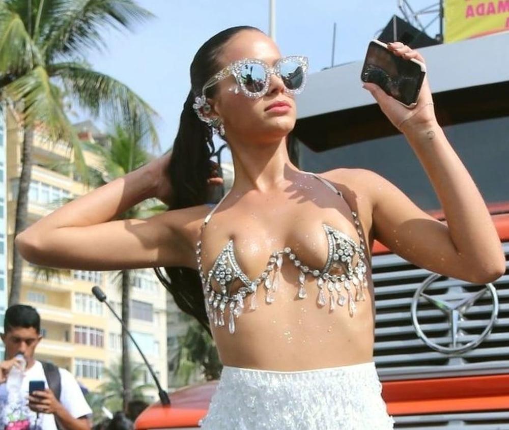 16P Bruna Marquezine topless Carnaval of Rio feb 2018