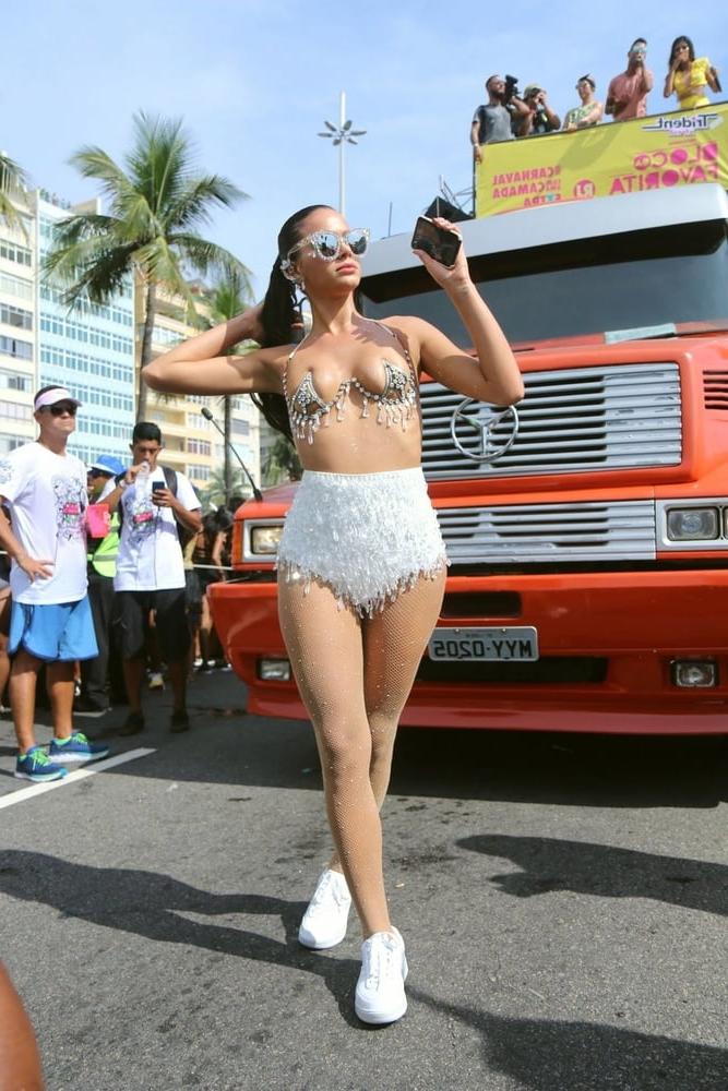 16P Bruna Marquezine topless Carnaval of Rio feb 2018