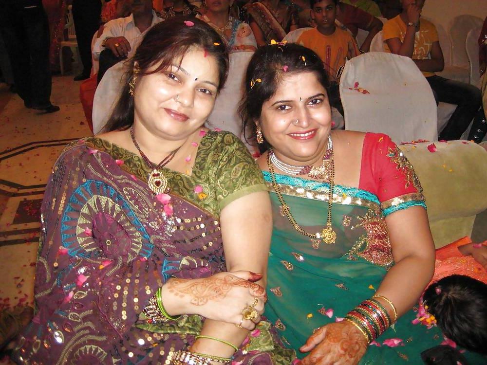 25P Theyc's Fav indian and Paki chubby aunties and girls