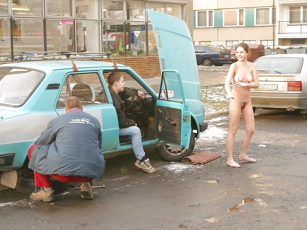 19P Naked girl in public in Italy and very sexy bunett