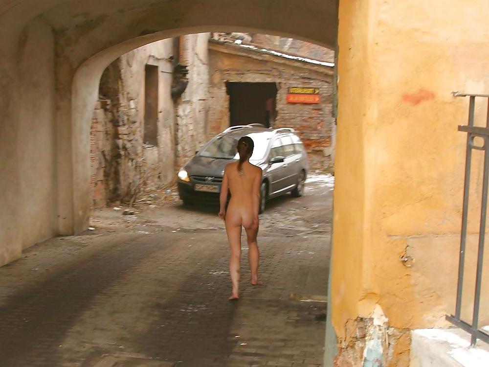 19P Naked girl in public in Italy and very sexy bunett