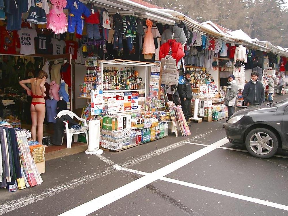 19P Naked girl in public in Italy and very sexy bunett