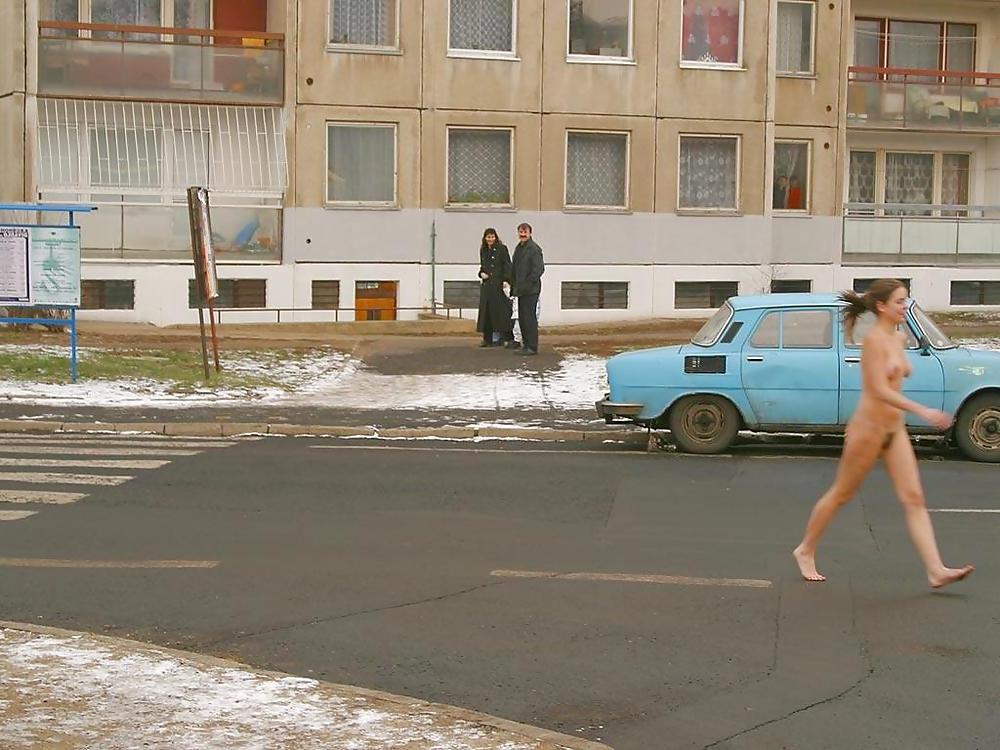 19P Naked girl in public in Italy and very sexy bunett