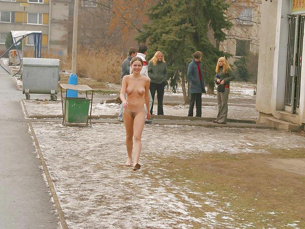 19P Naked girl in public in Italy and very sexy bunett