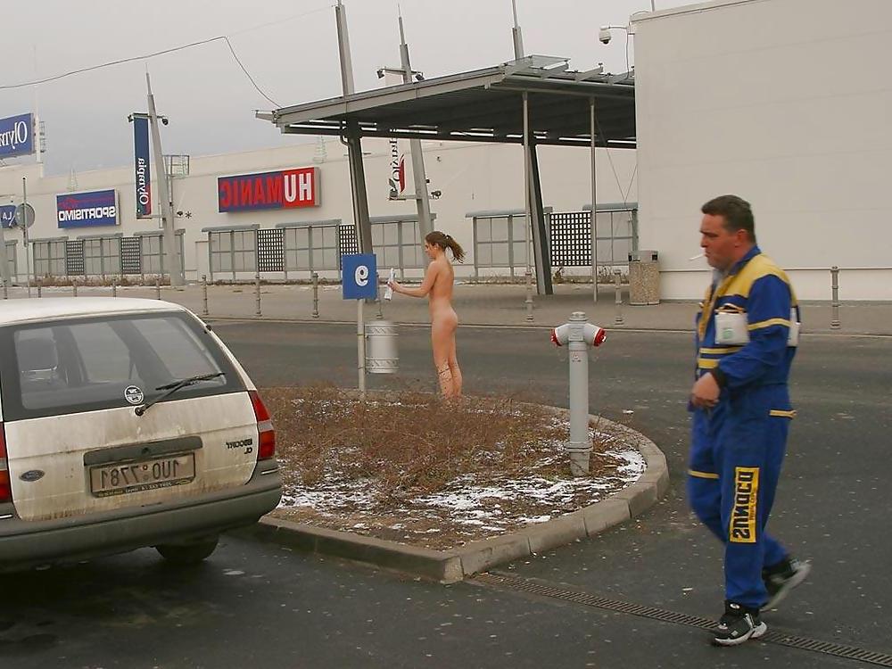 19P Naked girl in public in Italy and very sexy bunett