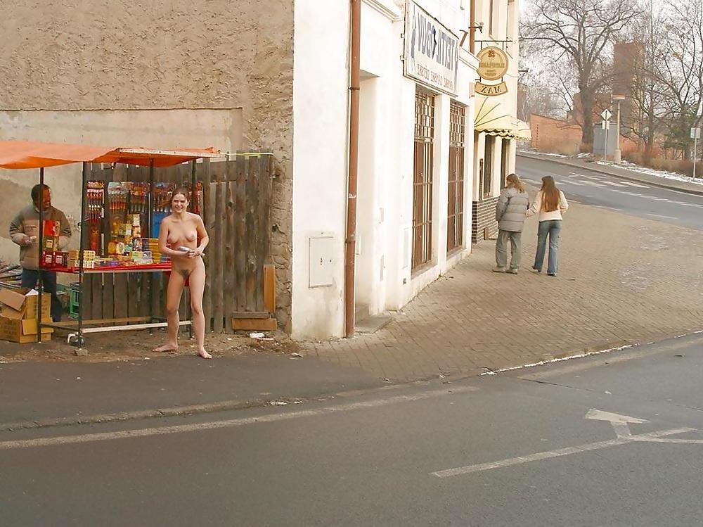 19P Naked girl in public in Italy and very sexy bunett