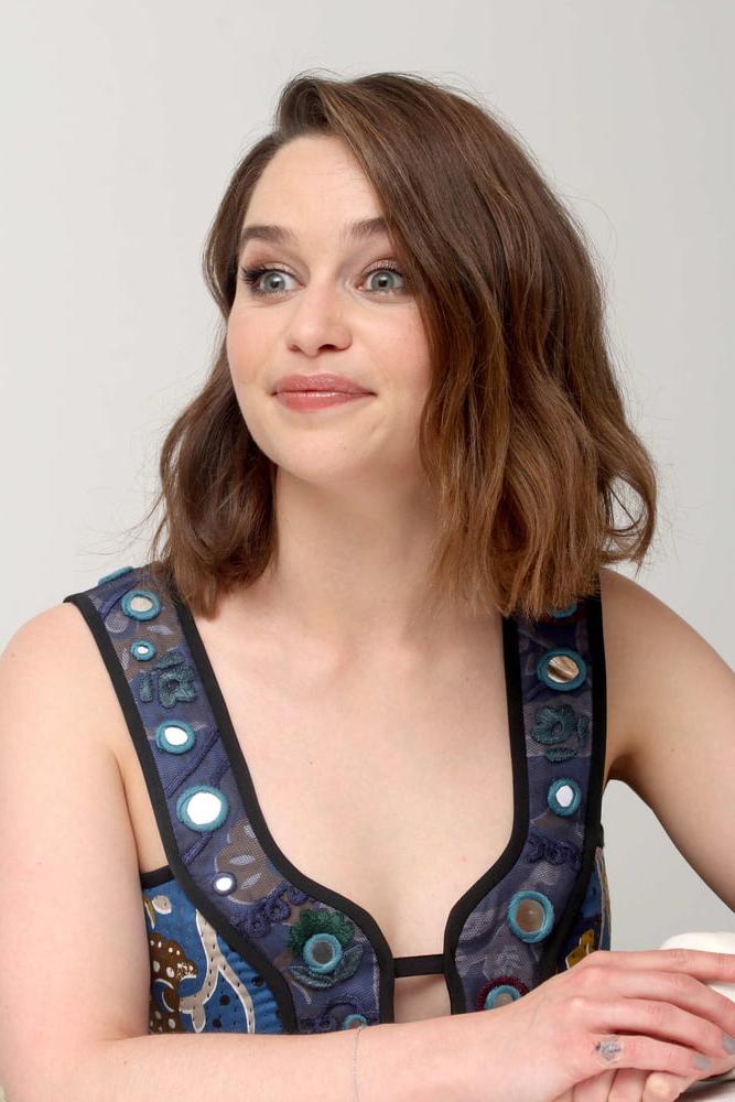 21P Emilia Clarke pulling lots of cute faces 3