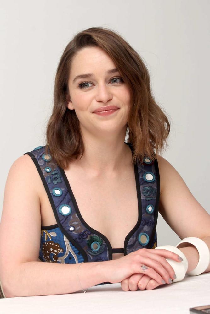 21P Emilia Clarke pulling lots of cute faces 3