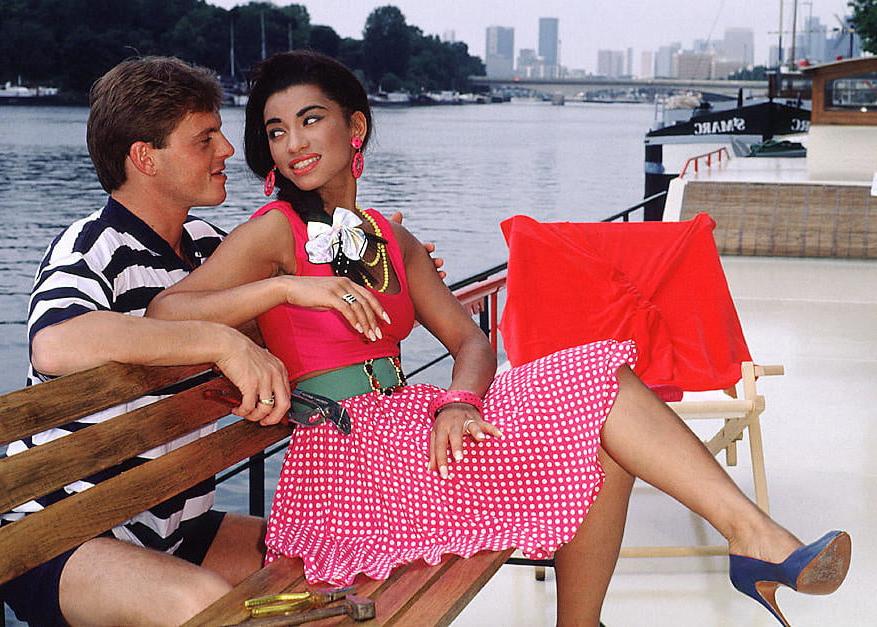 19P classic magazine #850 - houseboat love Paris pleasure