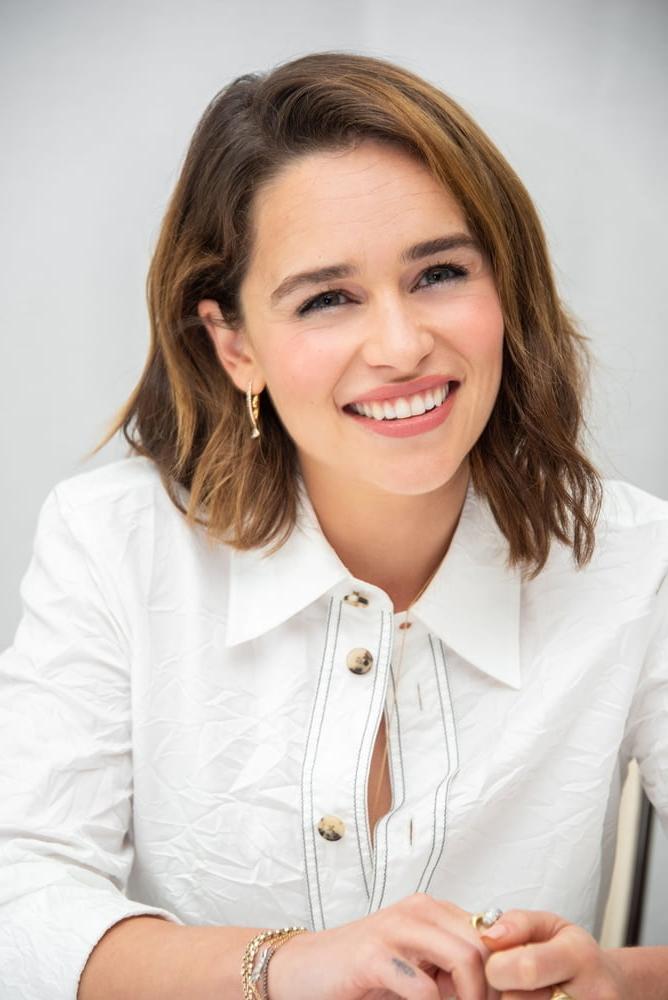 11P Emilia Clarke pulling lots of cute faces 2